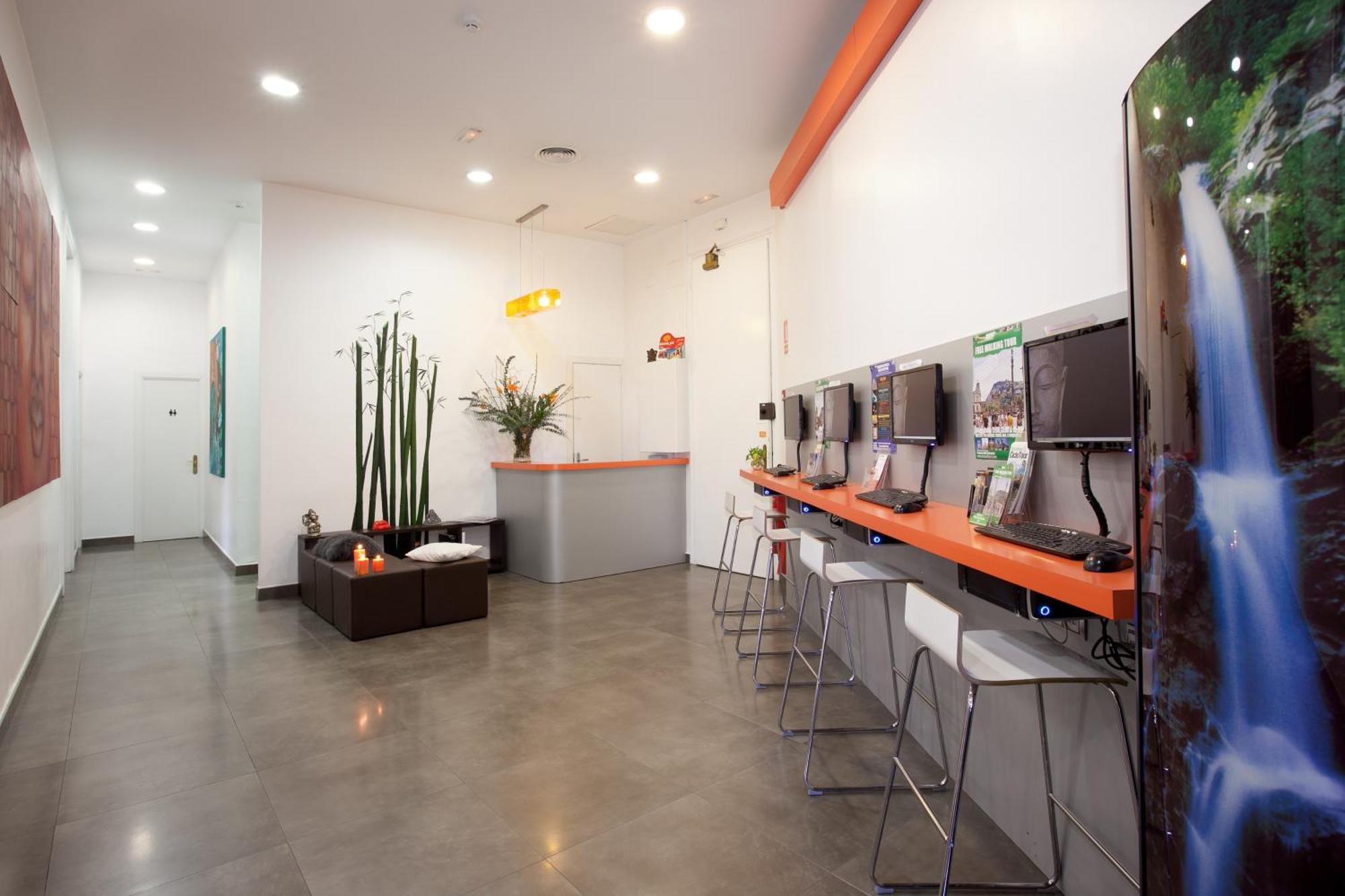 Hip Karma Hostel Barcelona Exteriör bild