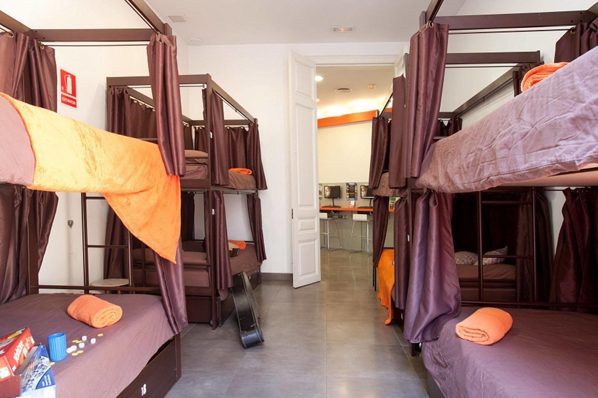 Hip Karma Hostel Barcelona Exteriör bild