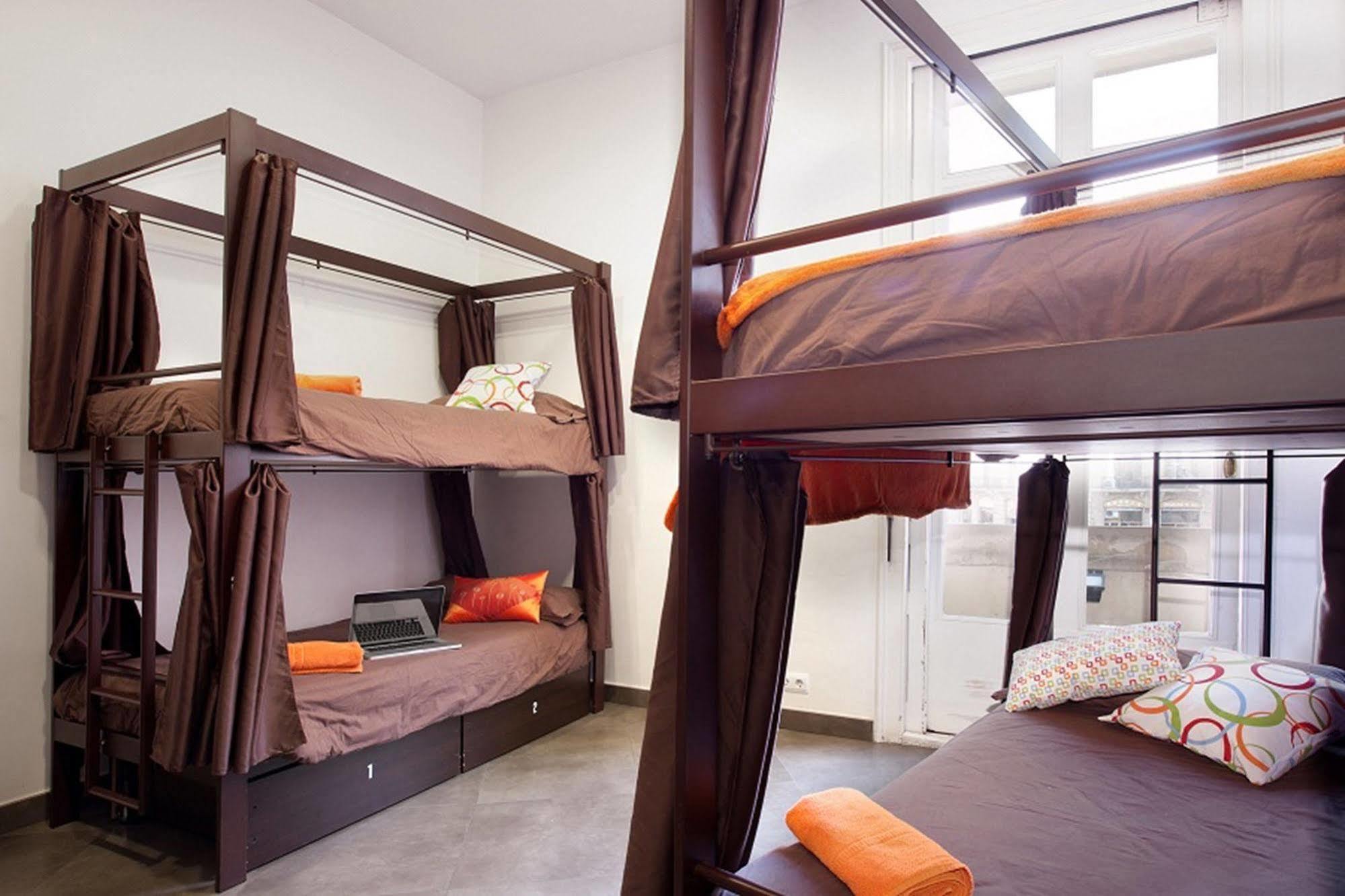 Hip Karma Hostel Barcelona Exteriör bild