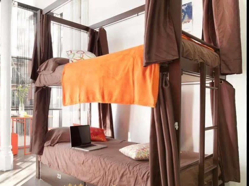 Hip Karma Hostel Barcelona Exteriör bild